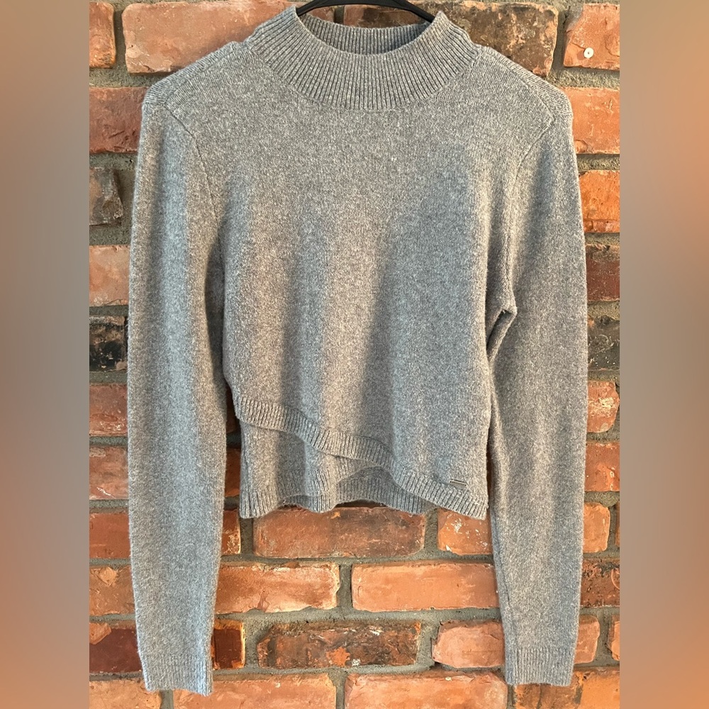 Long sleeve grey sweater